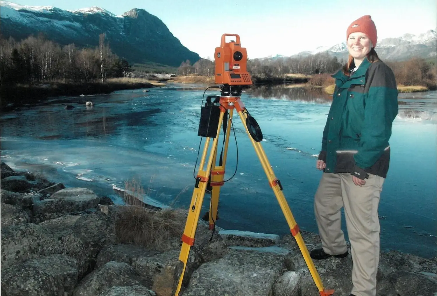 Ida som mäthjälp vid en totalstation i Hemsedal, kring millennieskiftet.